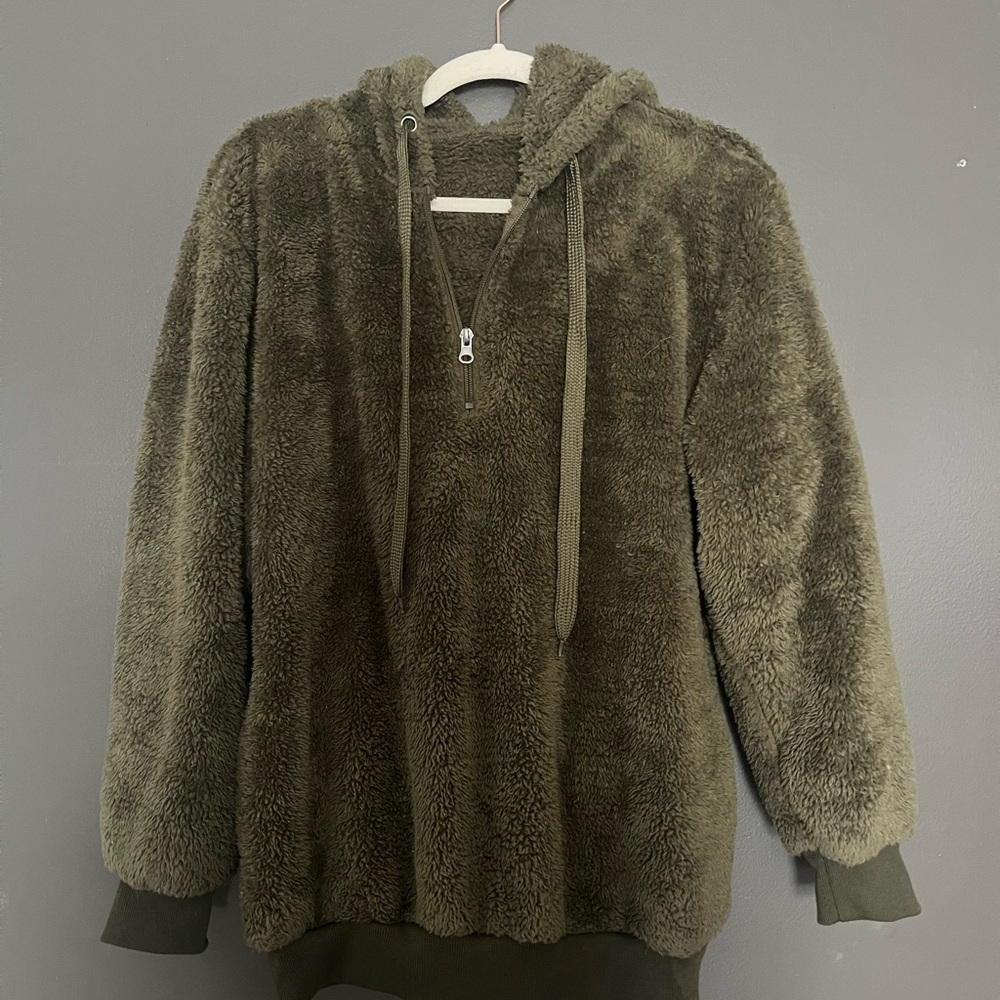 Green Fuzzy Hooded Pullover💚